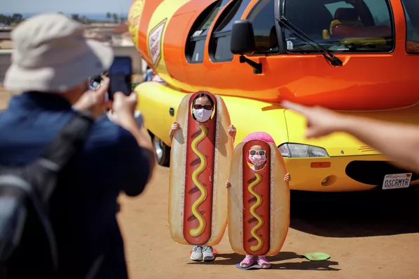 Η οικογένεια φωτογραφίζεται με φόντο το Wienermobile του Oscar Mayer στην Καλιφόρνια 