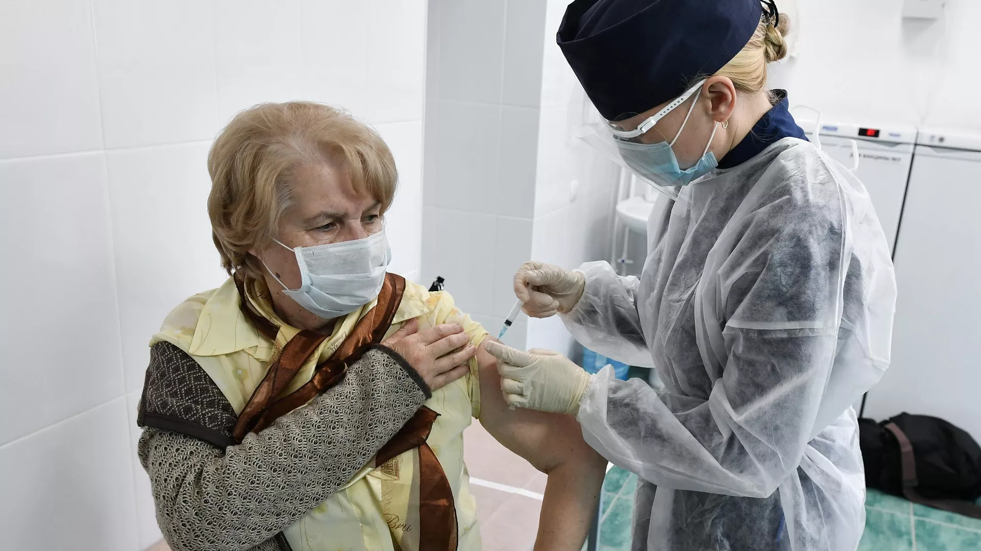 Пациент во время прививки вакциной Гам-Ковид-Вак (Спутник V) от COVID-19 в 7-й городской поликлинике Симферополя - РИА Новости, 1920, 07.04.2021