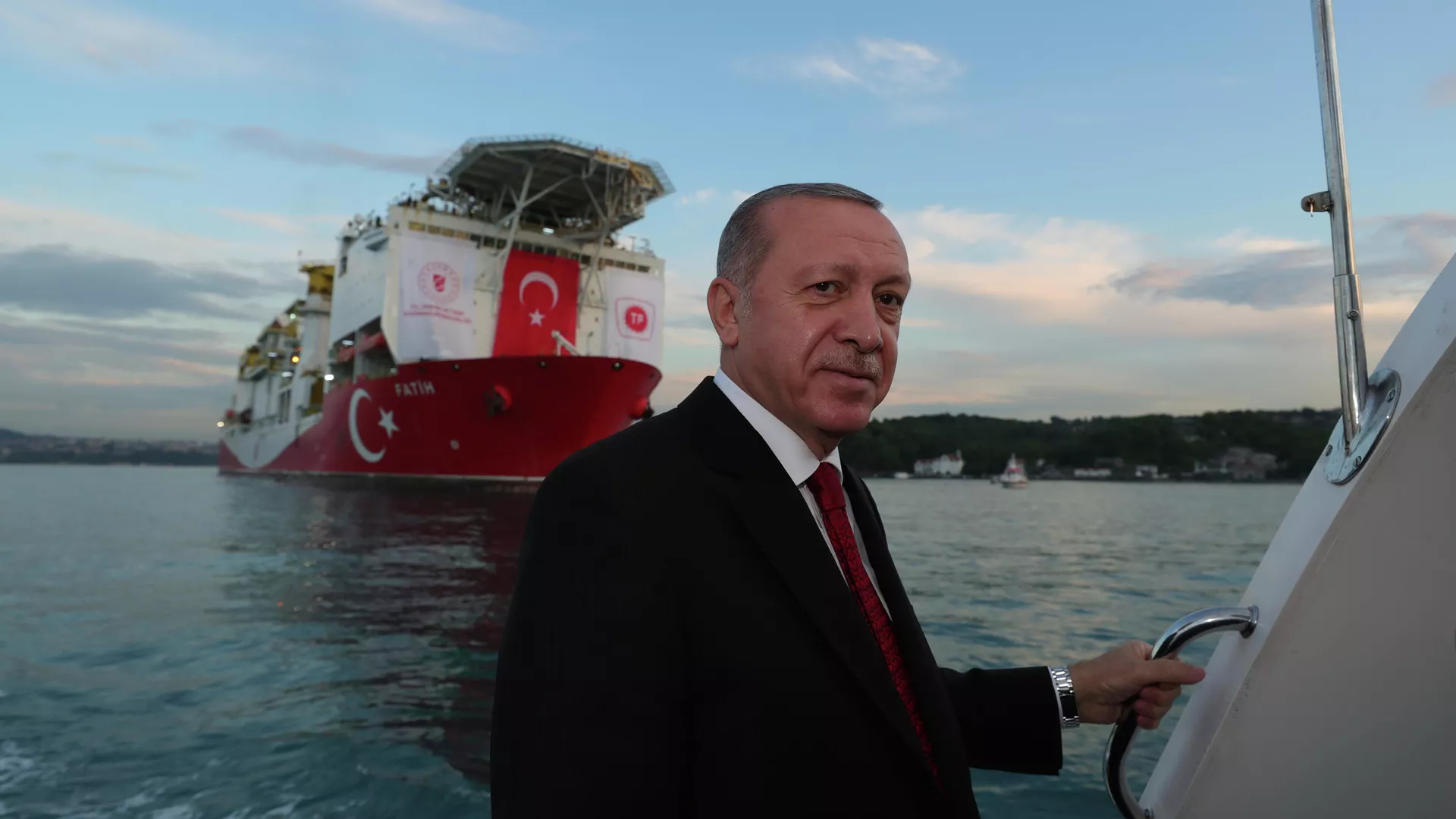 Президент Турции Реджеп Тайип Эрдоган на фоне турецкого корабля Фатих, проходящего пролив Босфор в Стамбуле - РИА Новости, 1920, 11.06.2021
