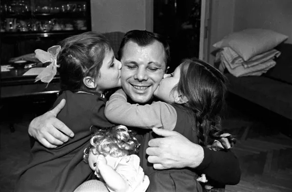 Летчик-космонавт СССР Юрий Алексеевич Гагарин с дочерьми Леной и Галей у себя дома