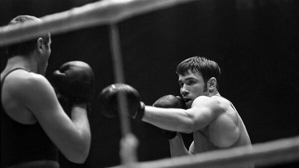 Боксер Олег Коротаев (справа) на чемпионате СССР по боксу. 1970 год. Боксер Олег Коротаев (справа) на чемпионате СССР по боксу. 1970 год.