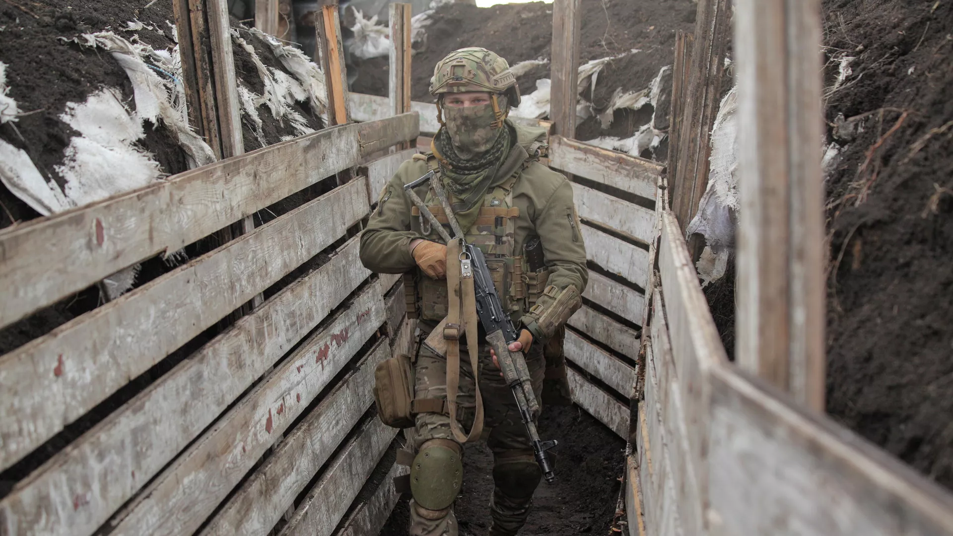 Украинский военнослужащий на боевых позициях на линии разделения в Донецкой области - РИА Новости, 1920, 08.04.2021