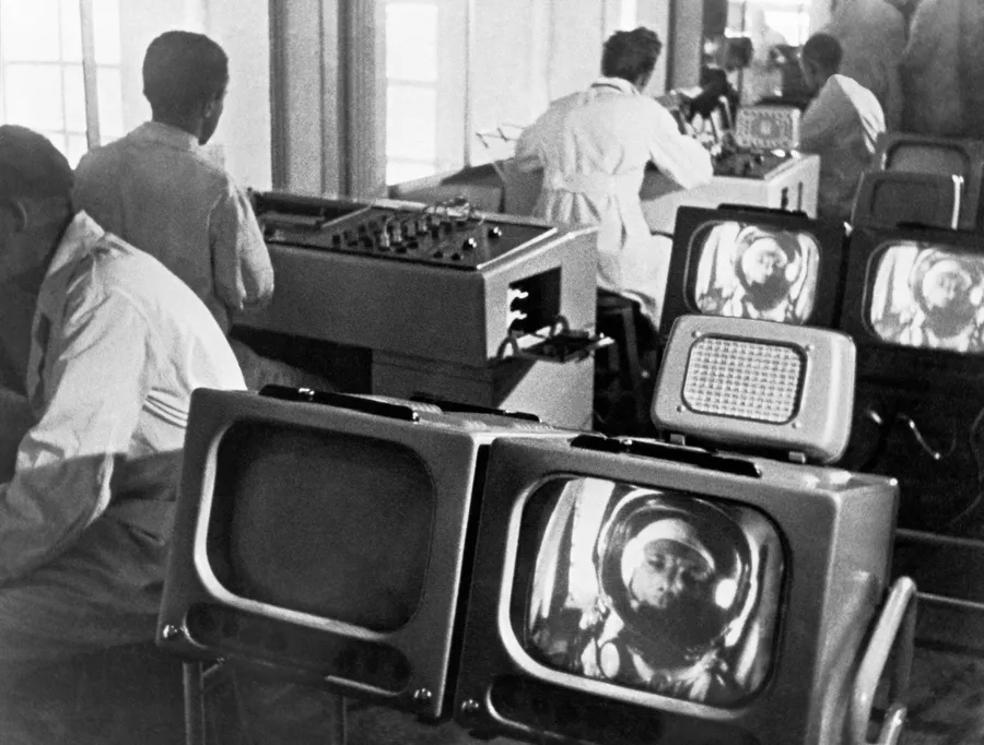 Научные сотрудники в здании первого Центра управления полетом в Московской области 12 апреля 1961 года рассчитывают траекторию полета Юрия Гагарина. Кадр из документального фильма Первый рейс к звёздам