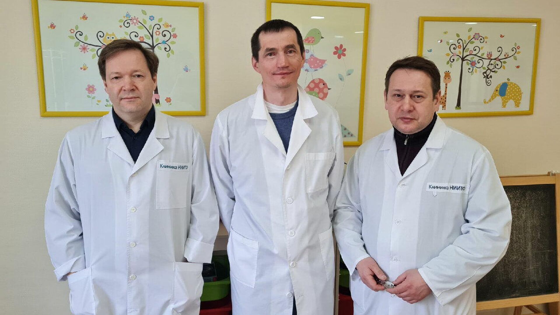 Хирурги Новосибирского НИИТО и Центра Илизарова выполнили сложную операцию маленькой девочке с хрустальной болезнью Хирурги Новосибирского НИИТО и Центра Илизарова выполнили сложную операцию маленькой девочке с хрустальной болезнью - РИА Новости, 1920, 07.04.2021