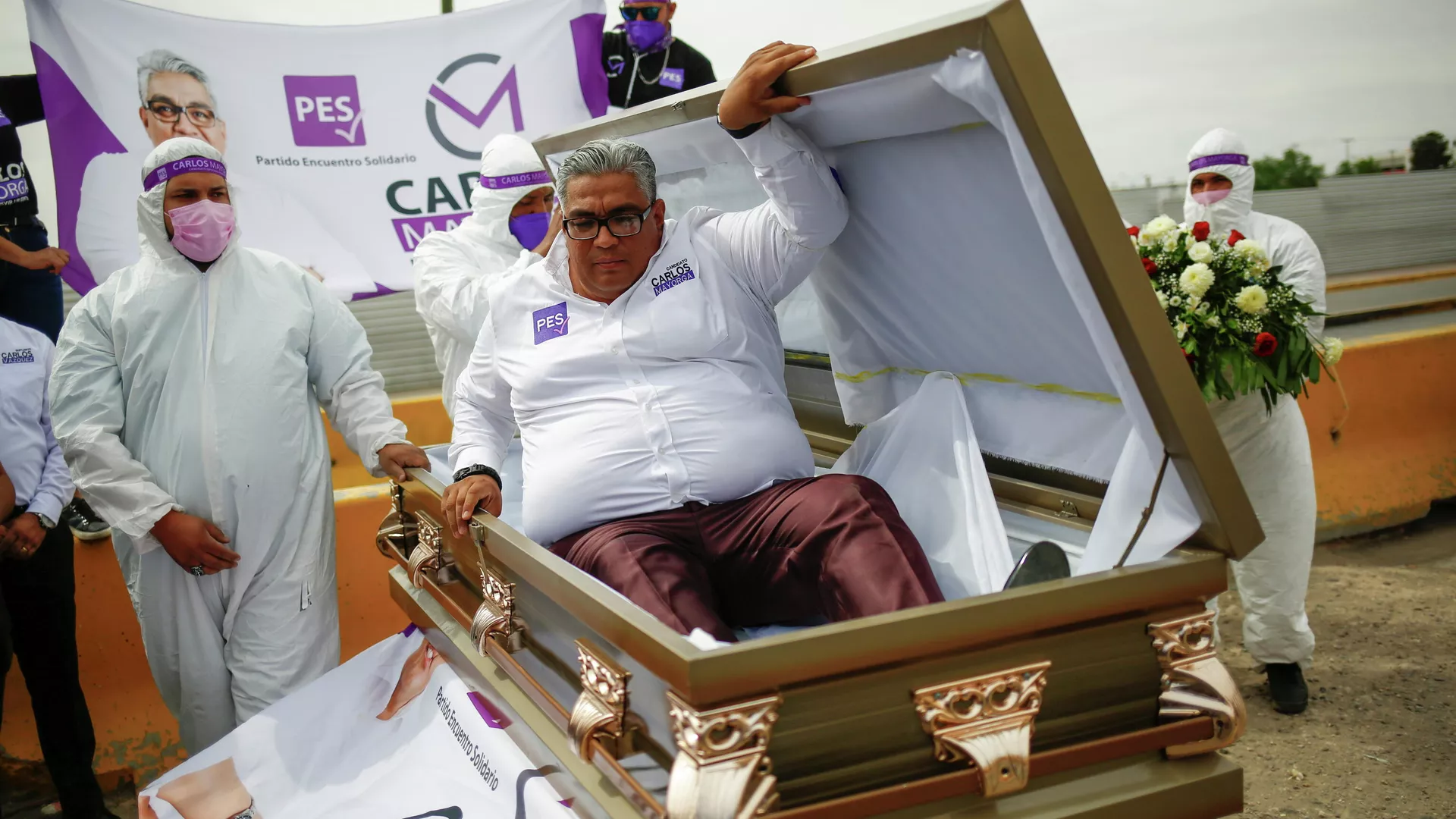 Мексиканский политик Карлос Майорга встает из гроба в рамках своей предвыборной компании - РИА Новости, 1920, 08.04.2021