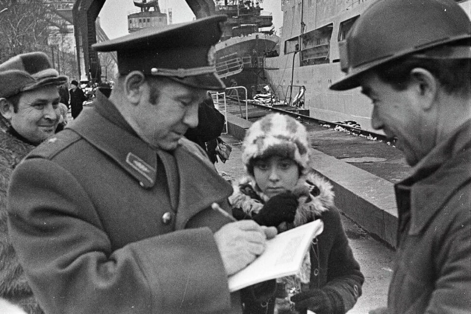 Летчик-космонавт Алексей Леонов на заводе им. Жданова Летчик-космонавт Алексей Леонов на заводе им. Жданова - РИА Новости, 1920, 09.04.2021