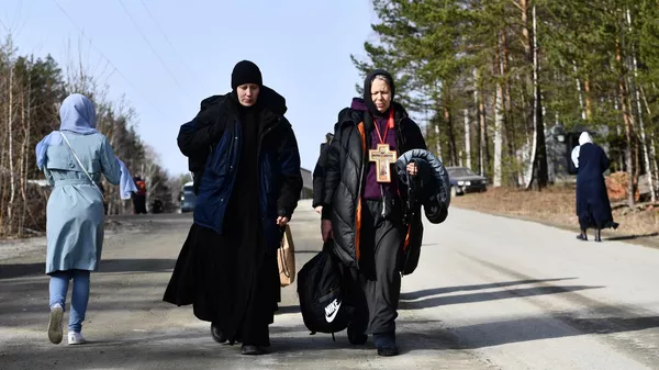Верующие, выселенные судебными приставами из Среднеуральского женского монастыря в Свердловской области