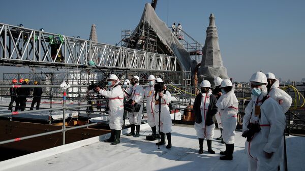 Журналисты на крыше собора Парижской Богоматери Журналисты на крыше собора Парижской Богоматери
