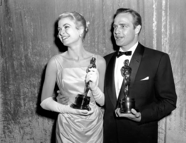 Грейс Келли и Марлон Брандо получают Оскар в 1955