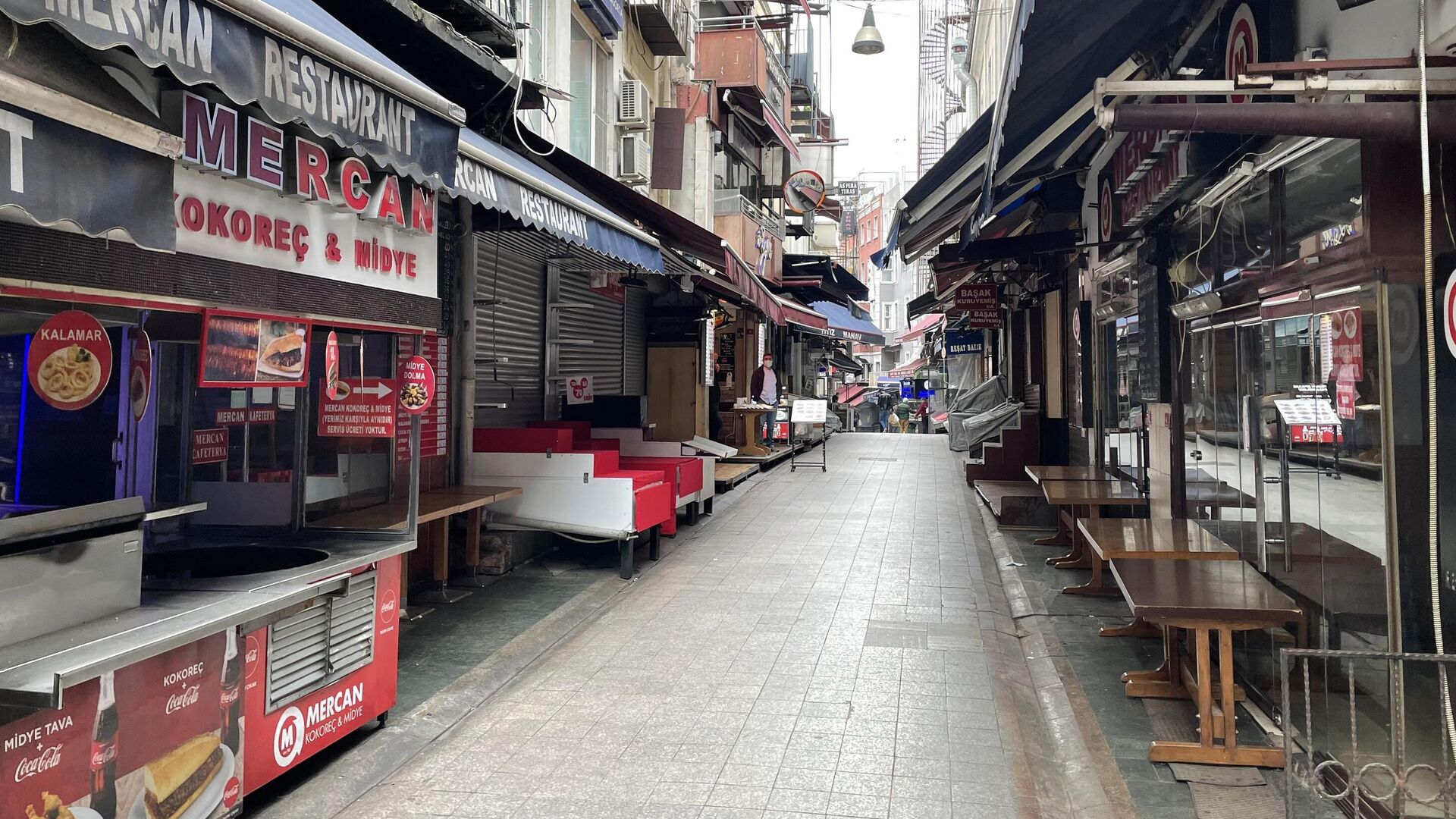 Закрытые магазины на одной из улиц неподалеку от Гранд-базара в Стамбуле - РИА Новости, 1920, 23.07.2021