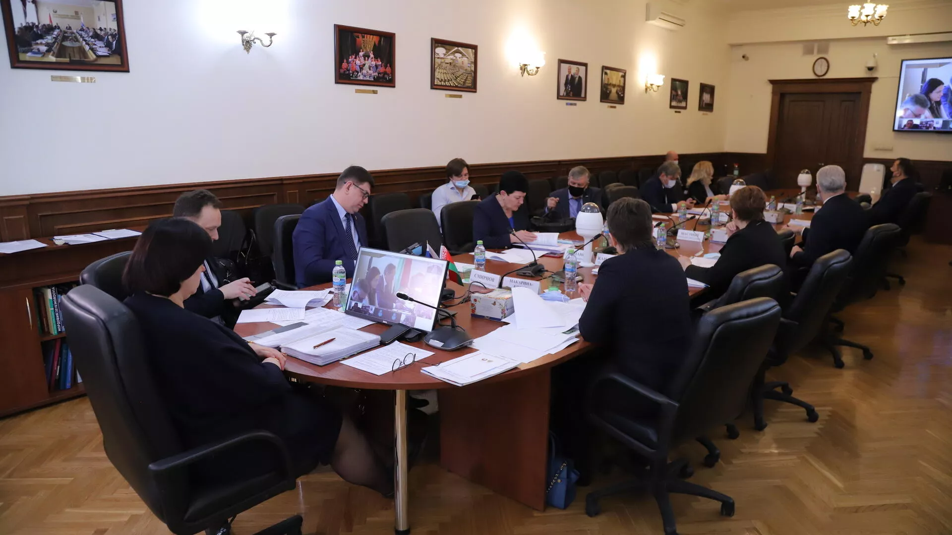 Участники заседания Комиссии Парламентского собрания по социальной и молодежной политике, науке, культуре и гуманитарным вопросам Участники заседания Комиссии Парламентского собрания по социальной и молодежной политике, науке, культуре и гуманитарным вопросам - РИА Новости, 1920, 19.04.2021