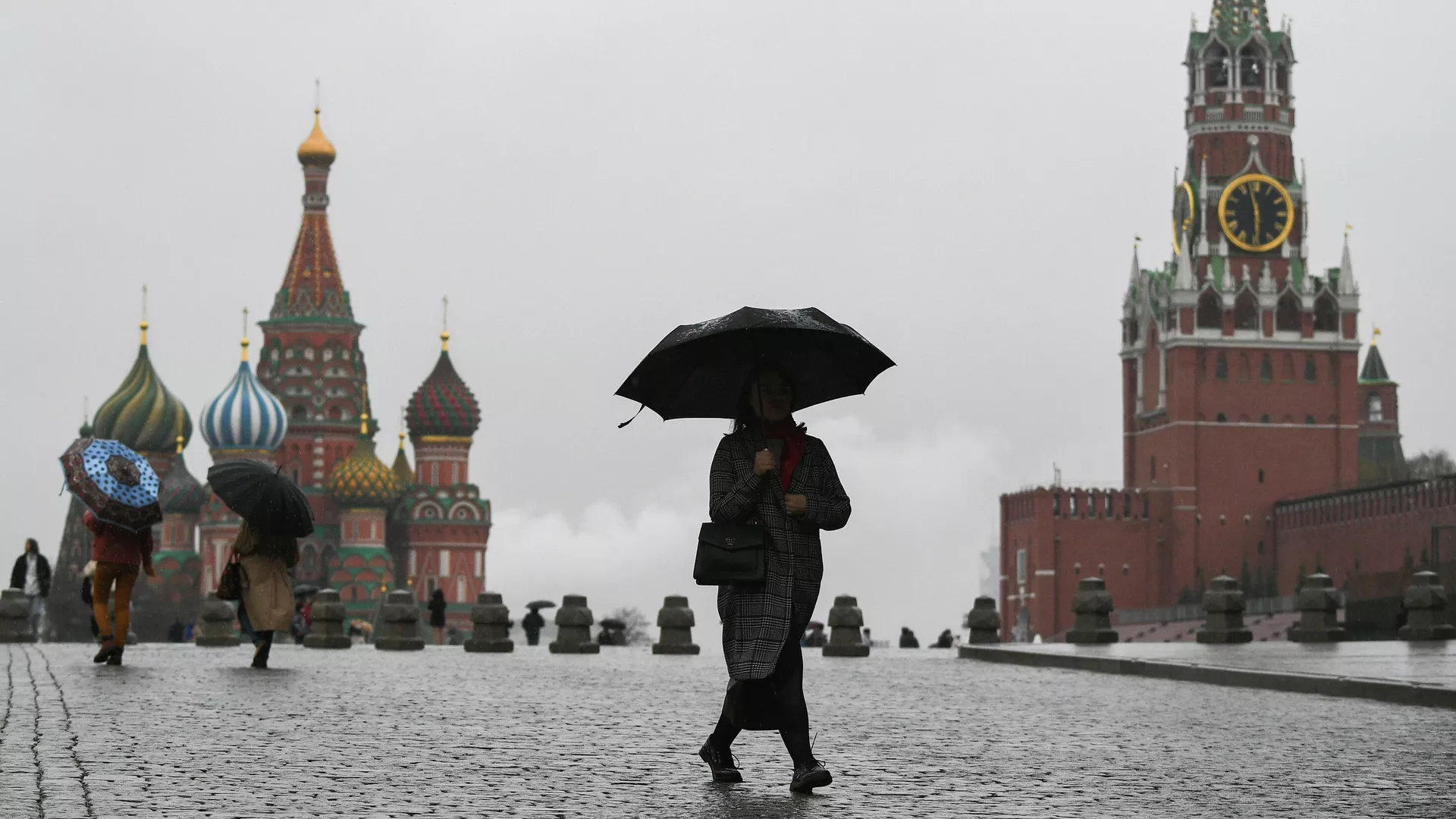 Люди во время дождя на Красной площади в Москве - РИА Новости, 1920, 18.09.2021