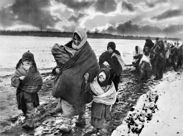 Советские женщины и дети возвращаются домой