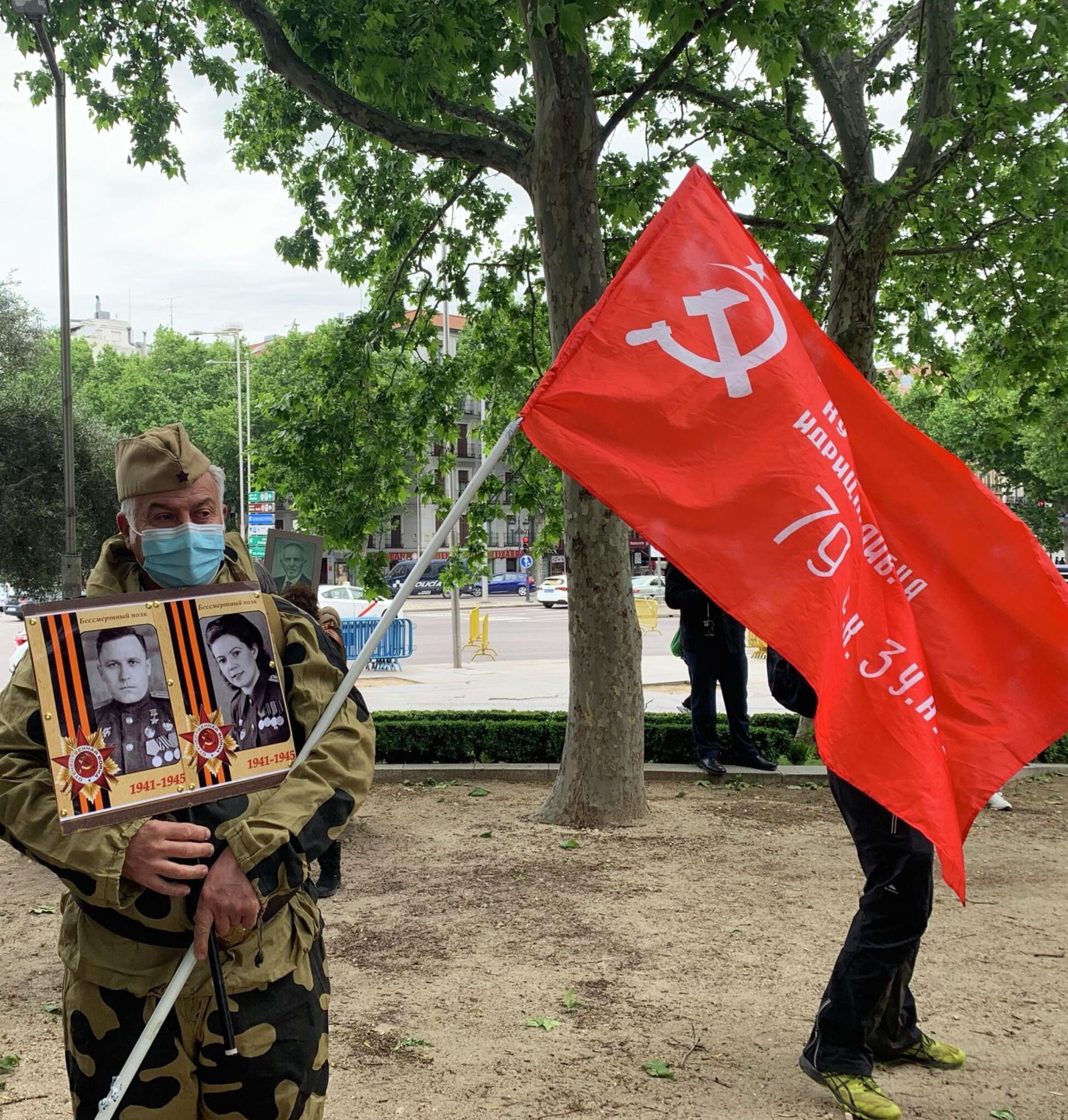 Участники акции Бессмертный полк во время празднования 76-й годовщины Победы в Великой Отечественной войне в Мадриде Участники акции Бессмертный полк во время празднования 76-й годовщины Победы в Великой Отечественной войне в Мадриде - РИА Новости, 1920, 09.05.2021