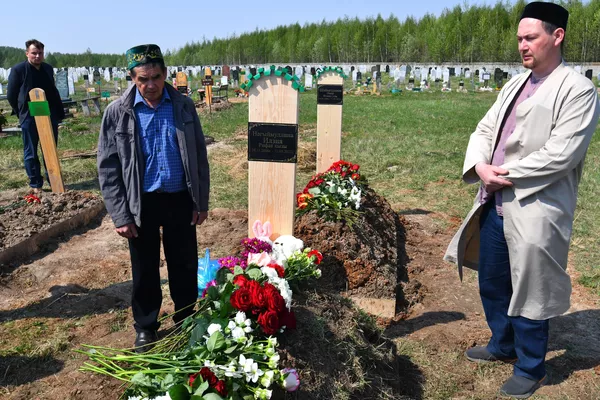 Похороны погибших в результате стрельбы в школе No175 в Казани
