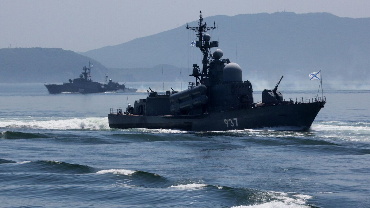 Корабли ВМФ России проведут учения рядом с британским авианосцем