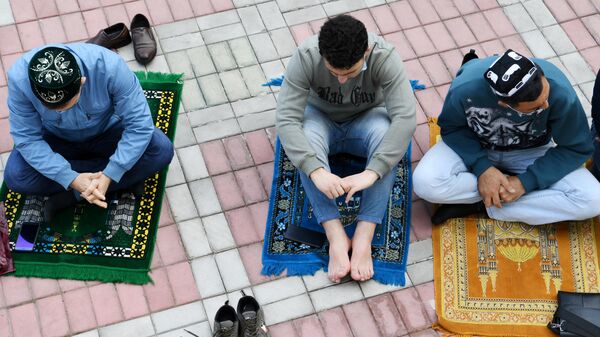 Верующие во время праздничной молитвы в честь Ураза-байрама возле мечети Кул Шариф в Казани Верующие во время праздничной молитвы в честь Ураза-байрама возле мечети Кул Шариф в Казани