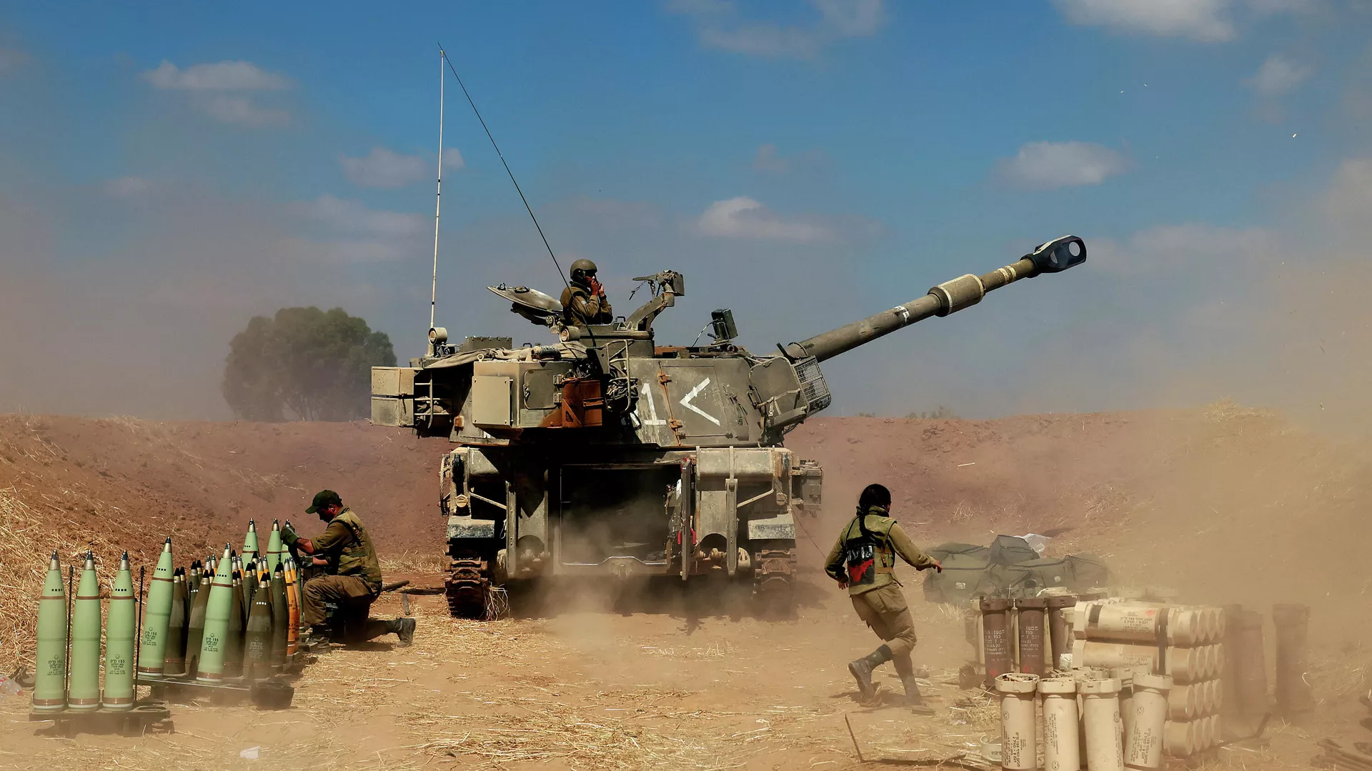 Израильские солдаты стреляют в направлении сектора Газа, 13 мая 2021 года - РИА Новости, 1920, 13.05.2021