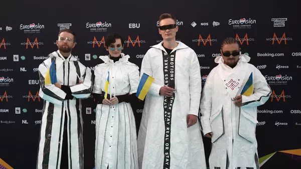 Участники группы Go_A (Украина) на бирюзовой ковровой дорожке перед началом церемонии открытия 65-го международного конкурса песни Евровидение-2021 в круизном терминале Роттердама