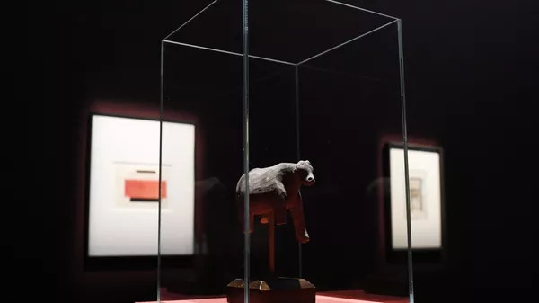 Фигурка быка (Китай, династия Хань. 206 до н.э. - 220 н.э.), представленная на выставке Маленькое искусство в Еврейском музее и центре толерантности в Москве