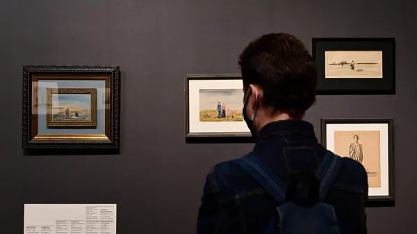 Посетитель на пресс-показе выставки Маленькое искусство в Еврейском музее и центре толерантности в Москве