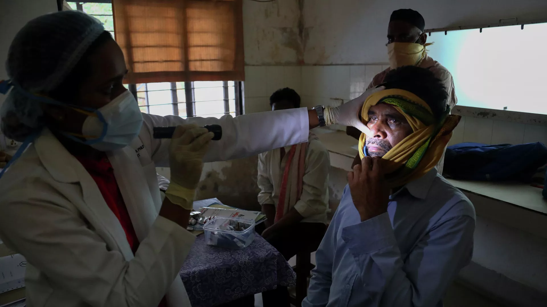 Врач осматривает человека, инфицированного черным грибком в отделении мукормикоза государственной больницы Хайдарабаде в Индии - РИА Новости, 1920, 31.05.2021