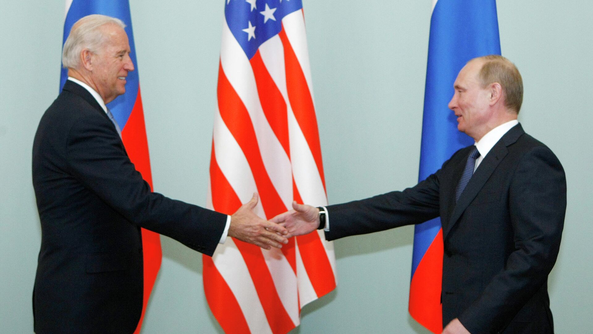 Эксперт объяснил смягчение позиции США по России
