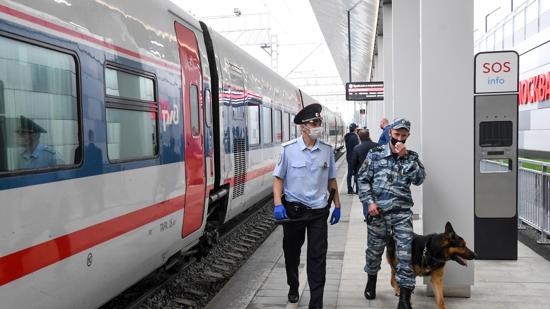 Следующим транзитом. Москва Восточный вокзал перрон. Полиция Восточный вокзал Москва. Восточный вокзал Москва Ласточка. Полиция на перроне.