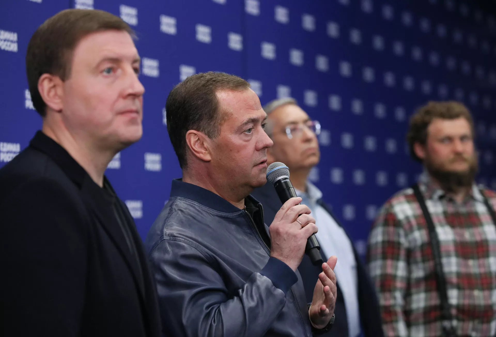 Председатель партии "Единая Россия" Д. Медведев дал старт подсчету голосов праймериз Председатель партии "Единая Россия" Д. Медведев дал старт подсчету голосов праймериз