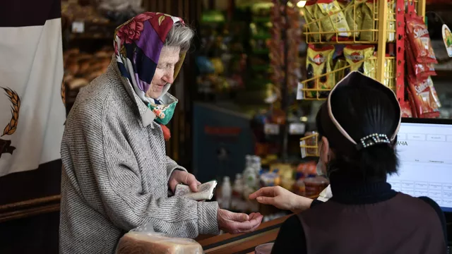 Пожилая женщина в магазине в Симферополе Пожилая женщина в магазине в Симферополе - РИА Новости, 1920, 03.06.2021