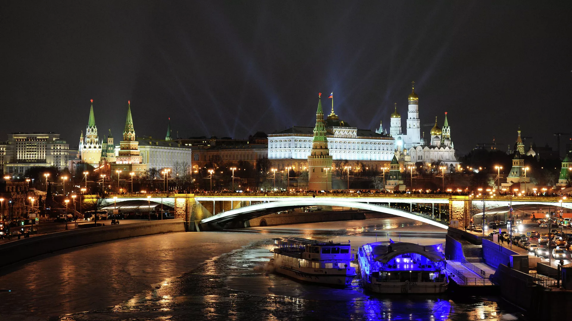 Вид на Кремль с Патриаршего моста в новогоднюю ночь - РИА Новости, 1920, 01.07.2021
