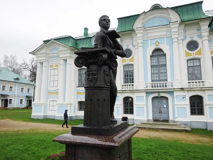 Главный дом (дворец). Памятник Грибоедову Главный дом (дворец). Памятник Грибоедову