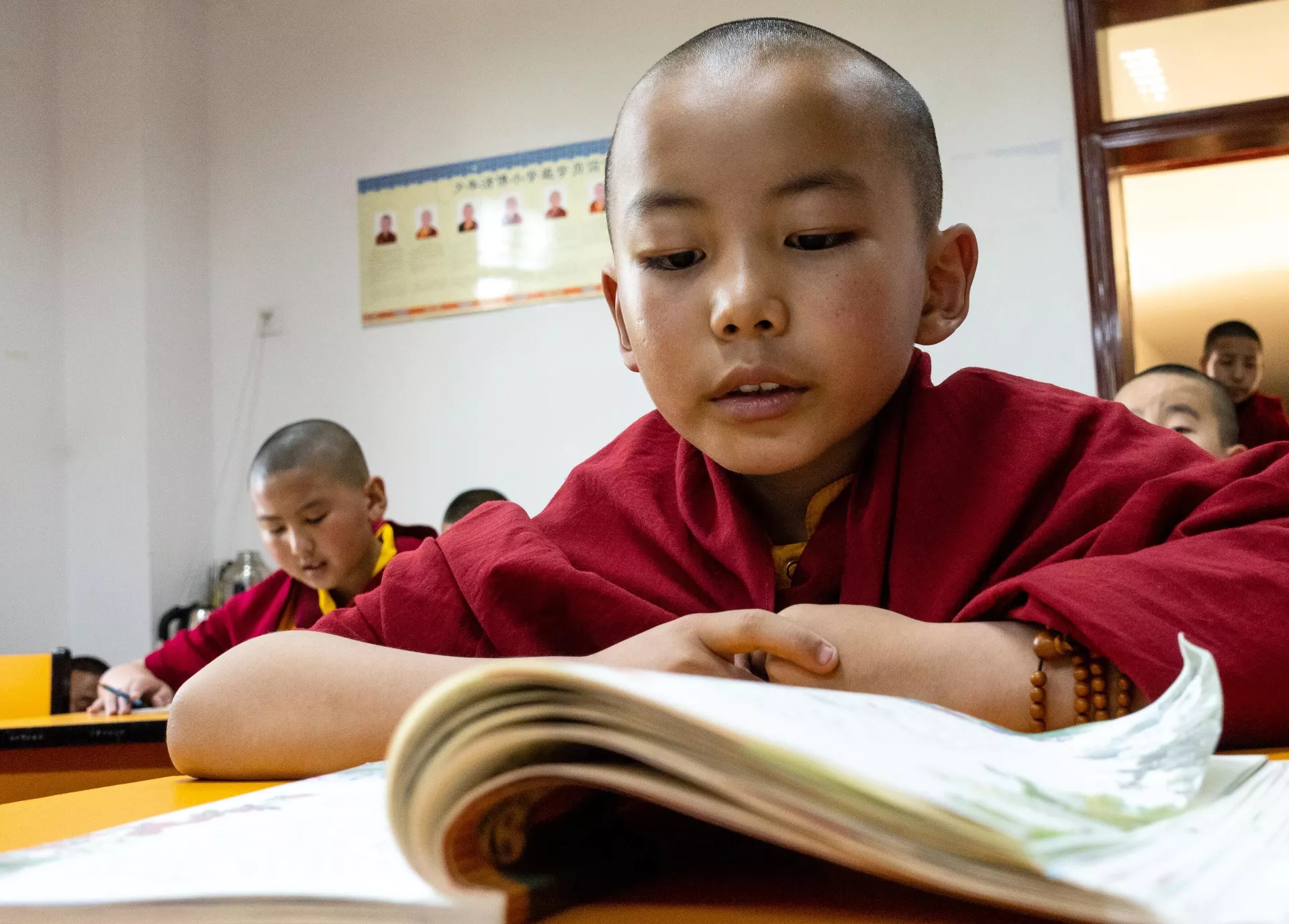 Чему на самом деле учат тибетских монахов коммунисты в Китае 