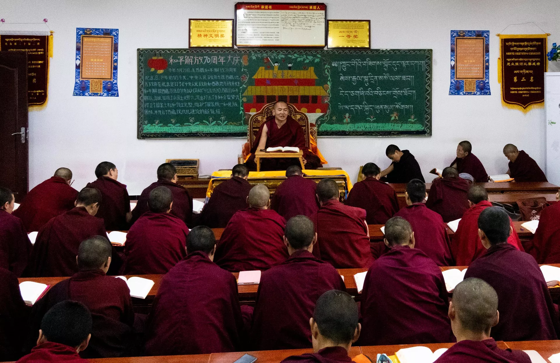 Чему на самом деле учат тибетских монахов коммунисты в Китае 