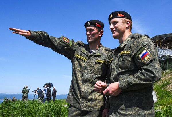 Военнослужащие во время третьего этапа всеармейского конкурса Морской десант-2021 на тактическом поле Мыс Клерка полигона Бамбурово в Приморском крае Военнослужащие во время третьего этапа всеармейского конкурса Морской десант-2021 на тактическом поле Мыс Клерка полигона Бамбурово в Приморском крае