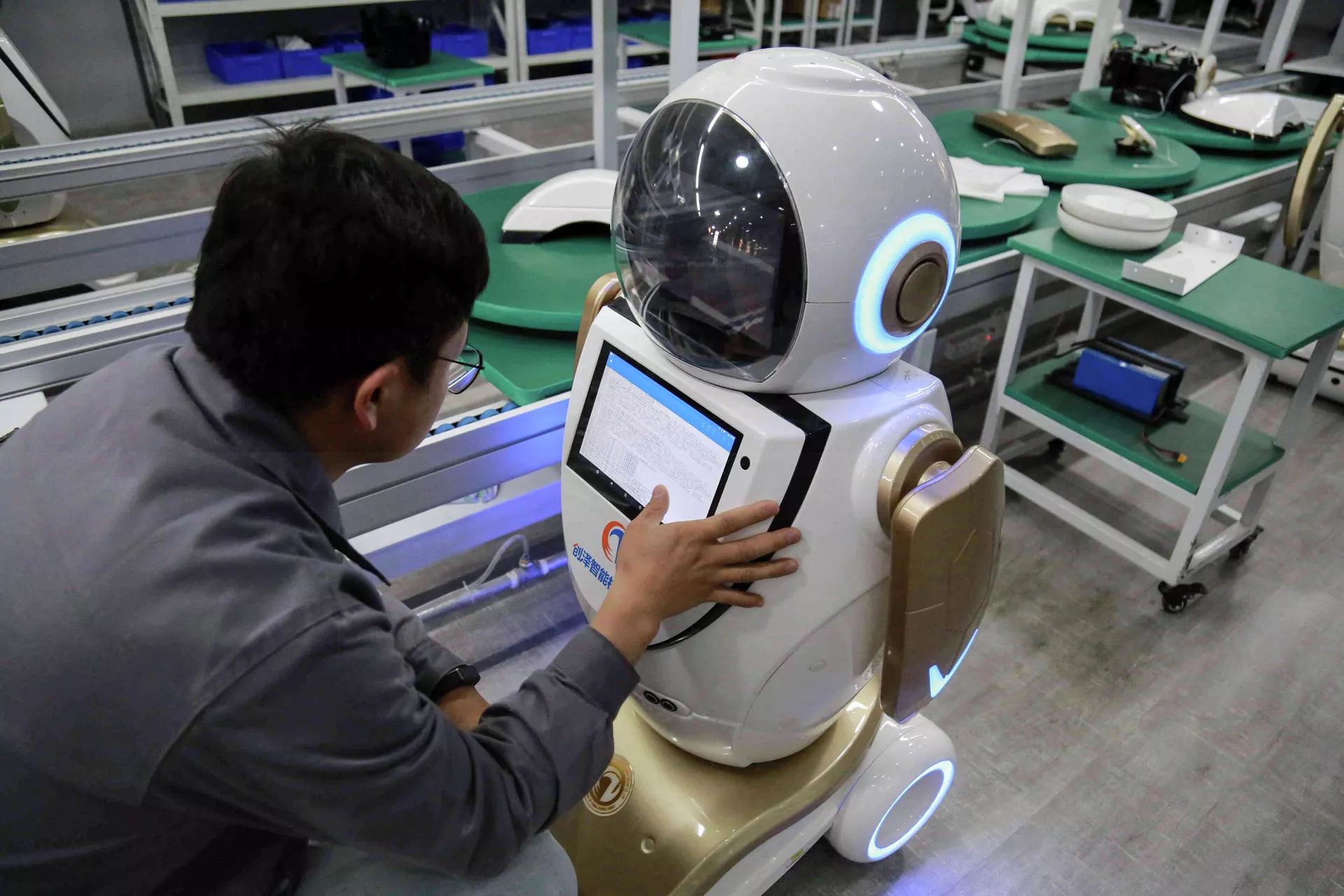 Рабочий проверяет робота, предназначенного для экспорта на Ближний Восток, на фабрике в Чжанъе - РИА Новости, 1920, 10.06.2021