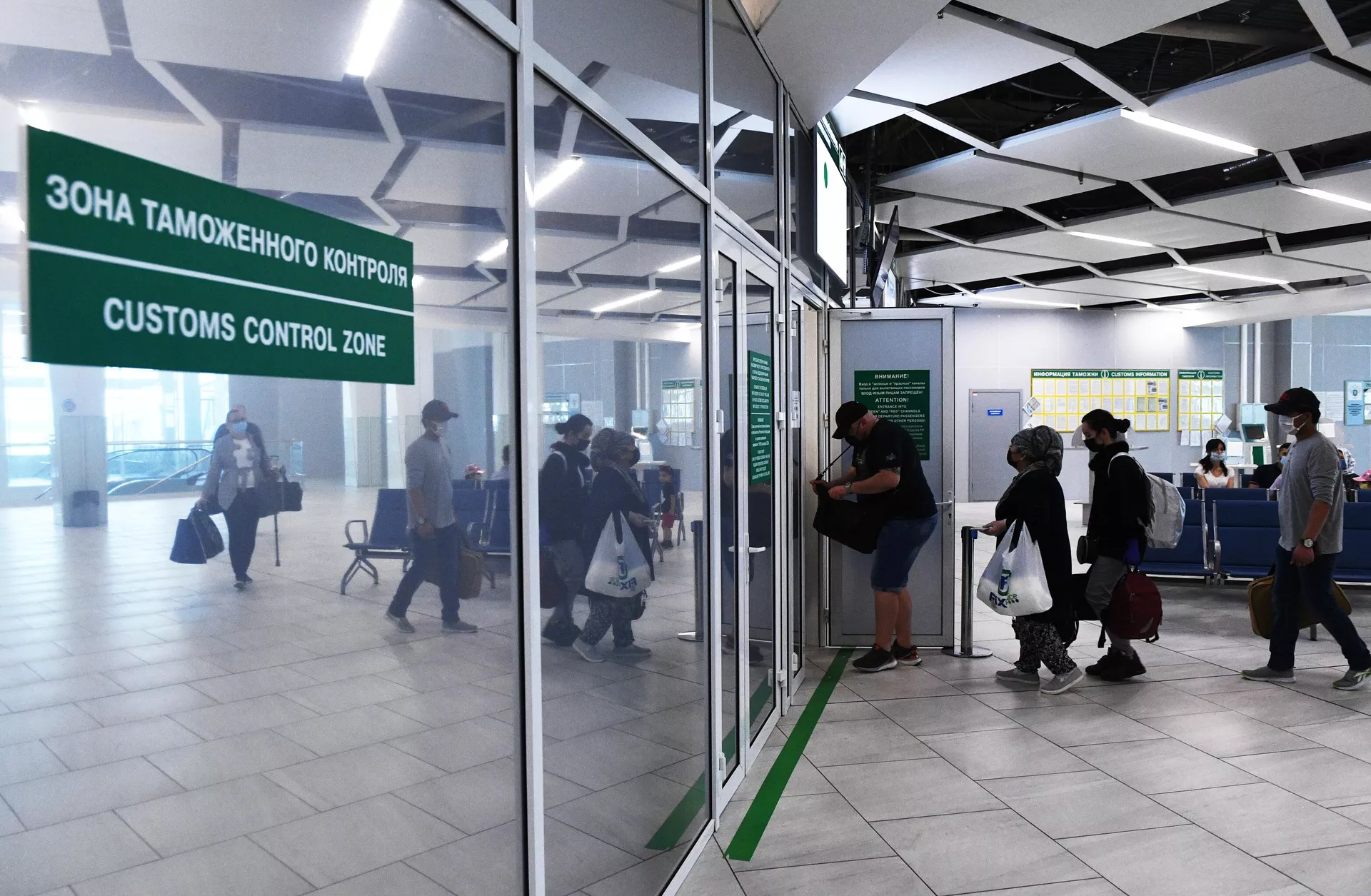Граждане Узбекистана проходят в зону таможенного контроля в международном терминале аэропорта Толмачево в Новосибирске - РИА Новости, 1920, 11.06.2021