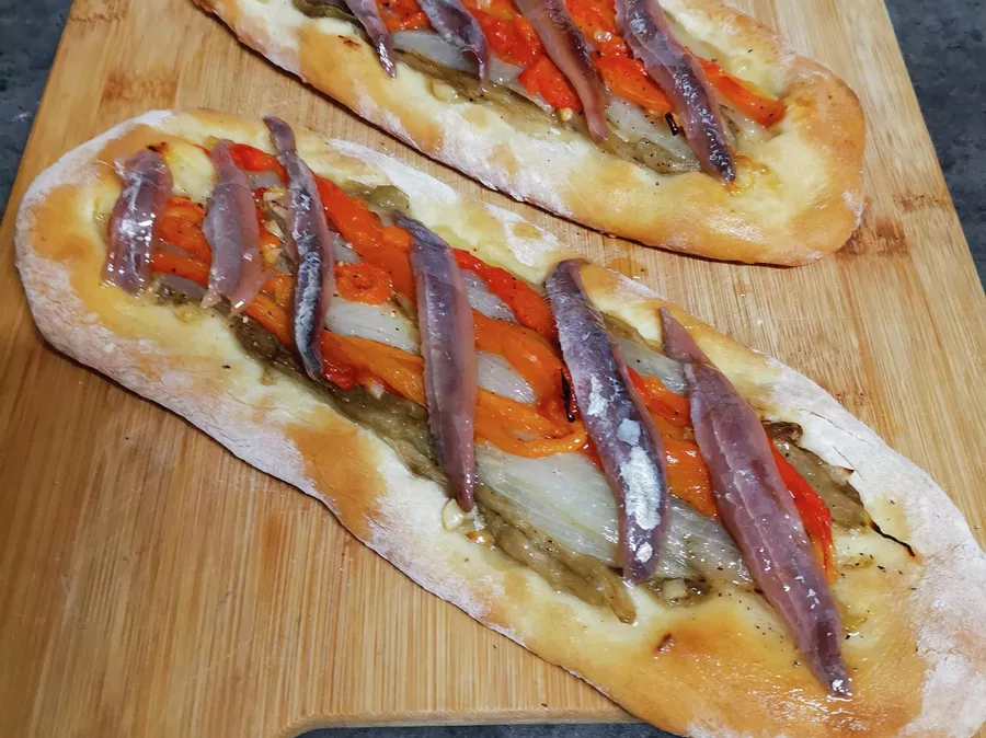 Эскаливада де кока с анчоусами, домашняя версия каталонской пиццы