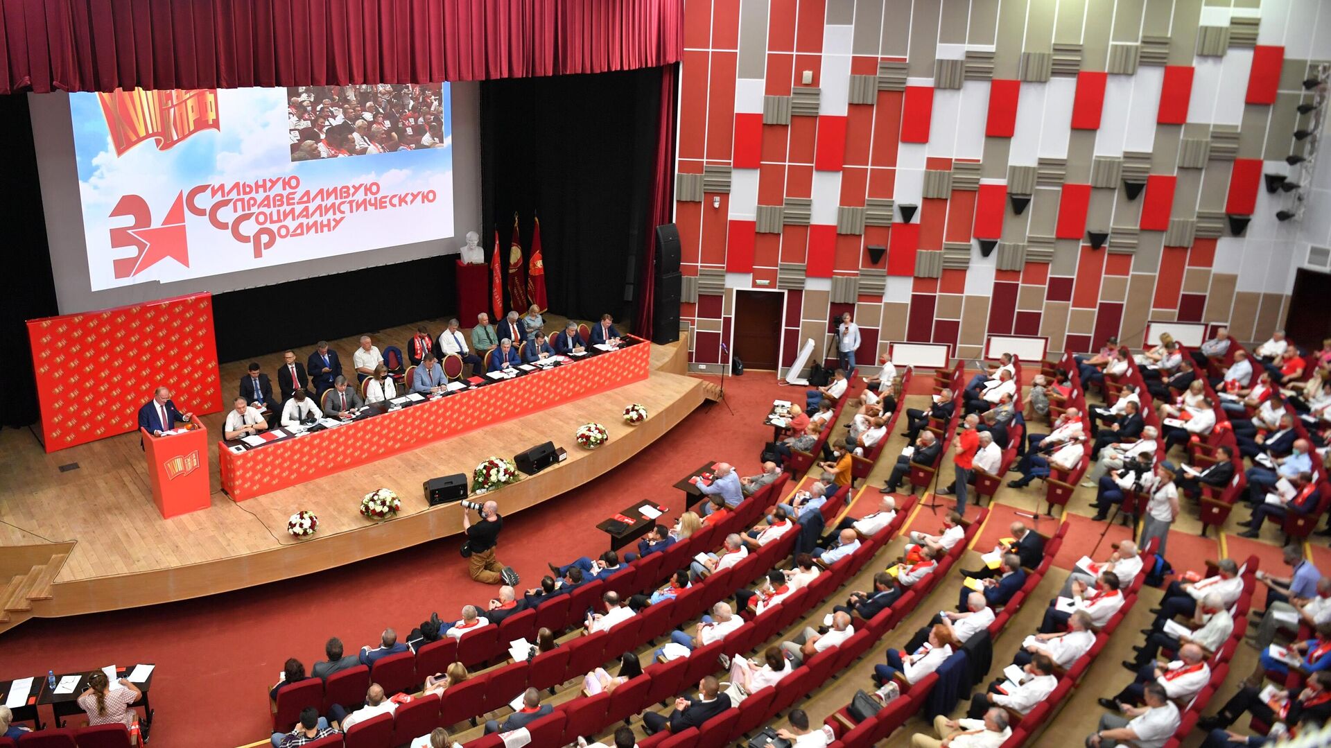 Прилепин договорился о парламентской коалиции с представителями левых сил