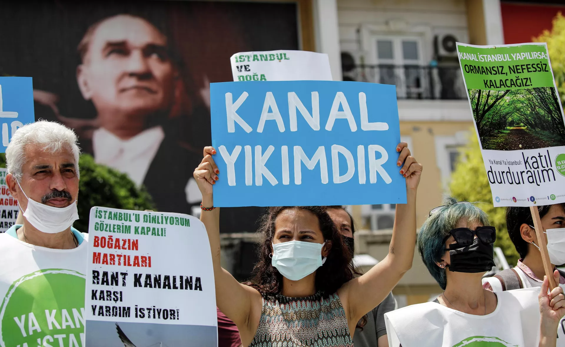 Участники акции протеста против строительства канала "Стамбул"