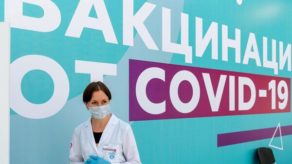 Медицинский сотрудник в центре вакцинации от COVID-19 в Гостином дворе в Москве Медицинский сотрудник в центре вакцинации от COVID-19 в Гостином дворе в Москве