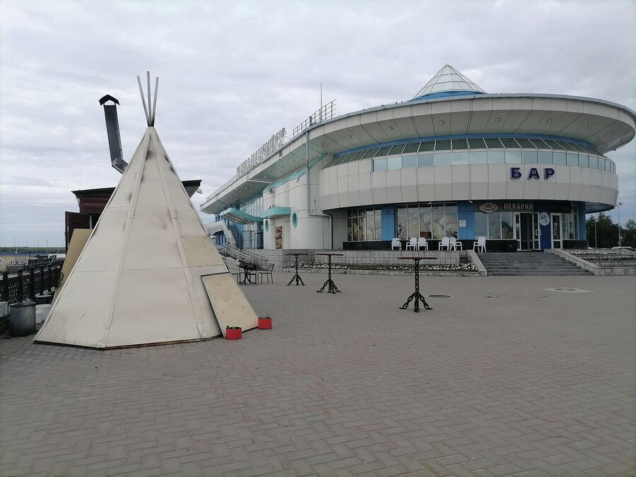 На набережной Ханты-Мансийска На набережной Ханты-Мансийска