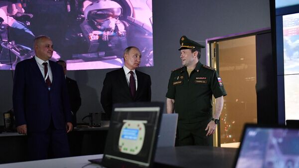Путин одобрил идею принимать в Кемеровское кадетское училище девочек
