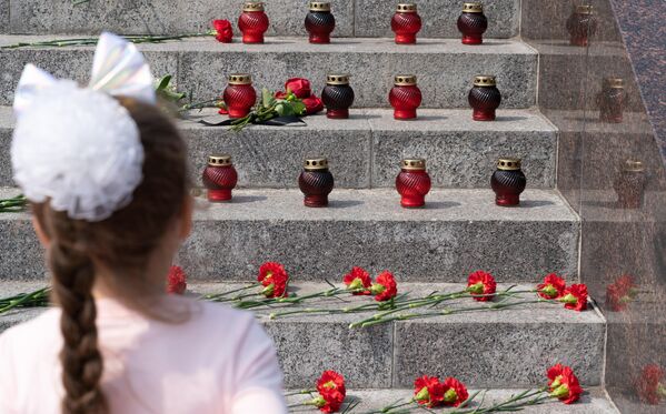 Стихийный мемориал на ступенях стелы Город воинской славы в центре Петропавловска-Камчатского