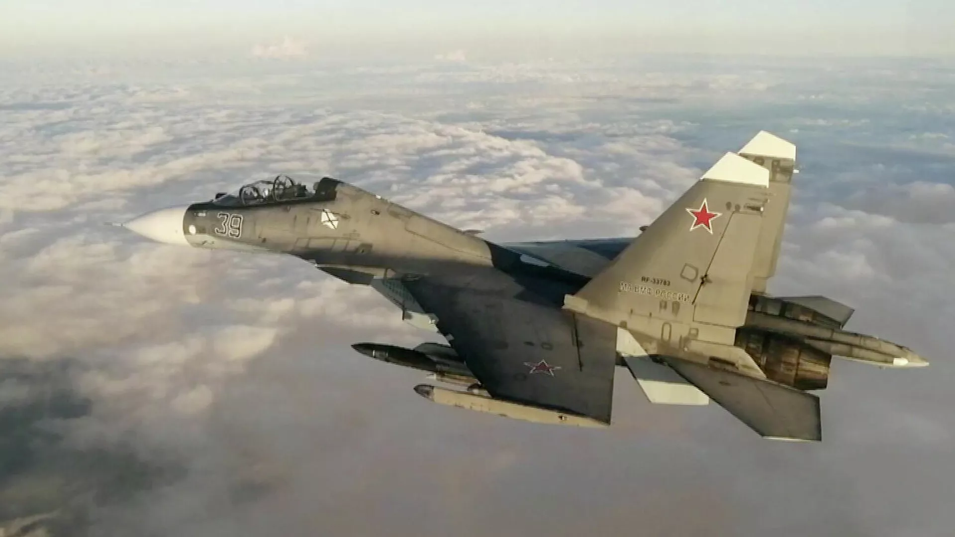 Истребитель Су-30 из состава дежурных морской авиации и противовоздушной обороны Черноморского флота во время сопровождения самолета Boeing P-8 Poseidon ВМС США над Черным морем. Стоп-кадр видео - РИА Новости, 1920, 08.07.2021