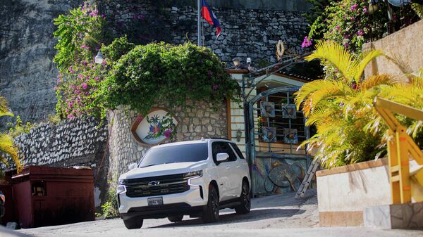 Автомобиль выезжает из резиденции покойного президента Гаити Жовенеля Моиса в Порт-о-Пренсе