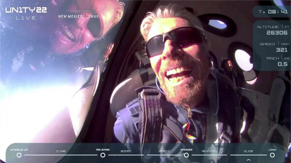 Ричард Брэнсон на борту космического корабля компании Virgin Galactic
Ричард Брэнсон на борту космического корабля компании Virgin Galactic