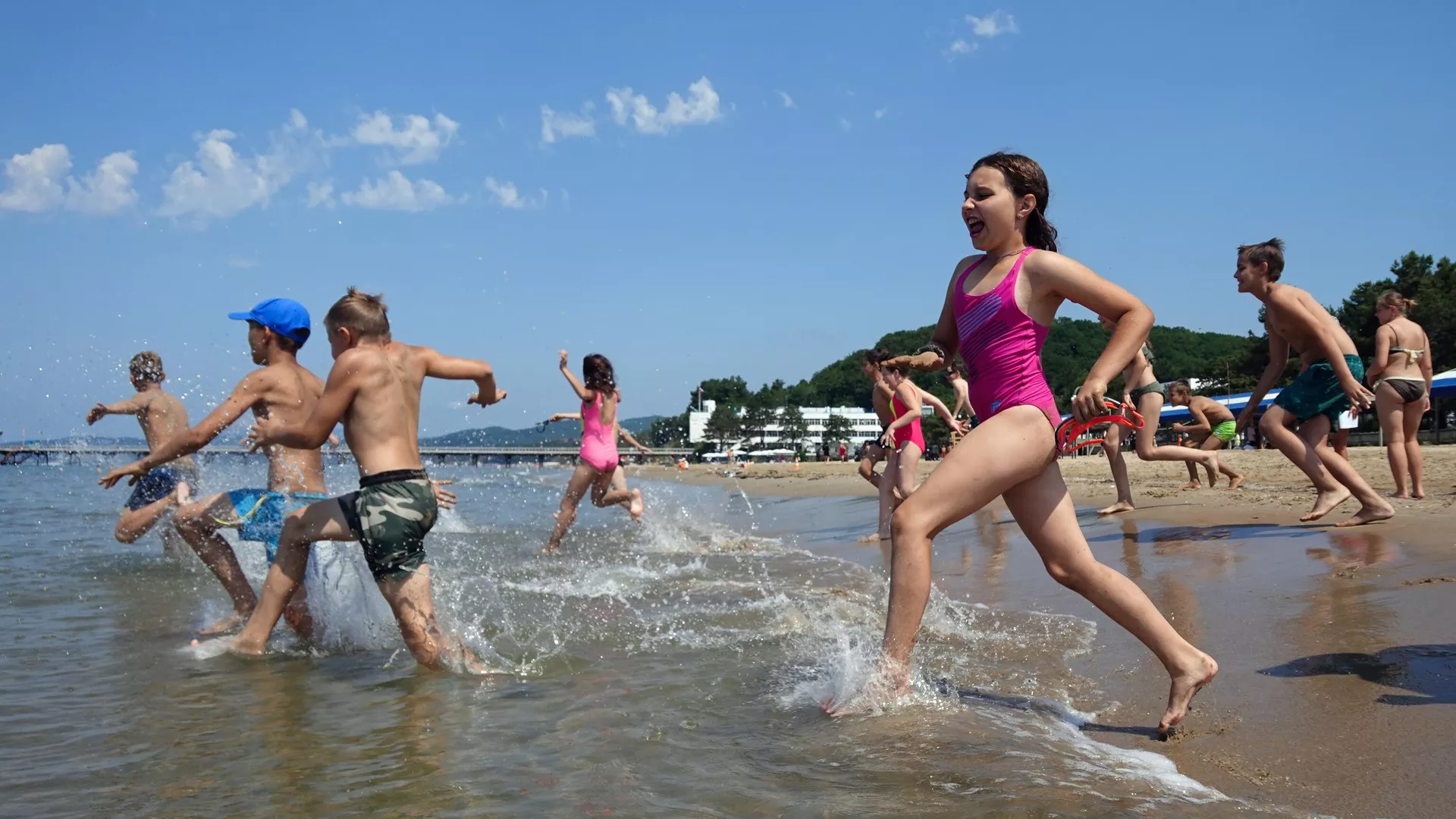 Дети купаются на пляже в Туапсинском районе Краснодарского края - РИА Новости, 1920, 15.07.2021
