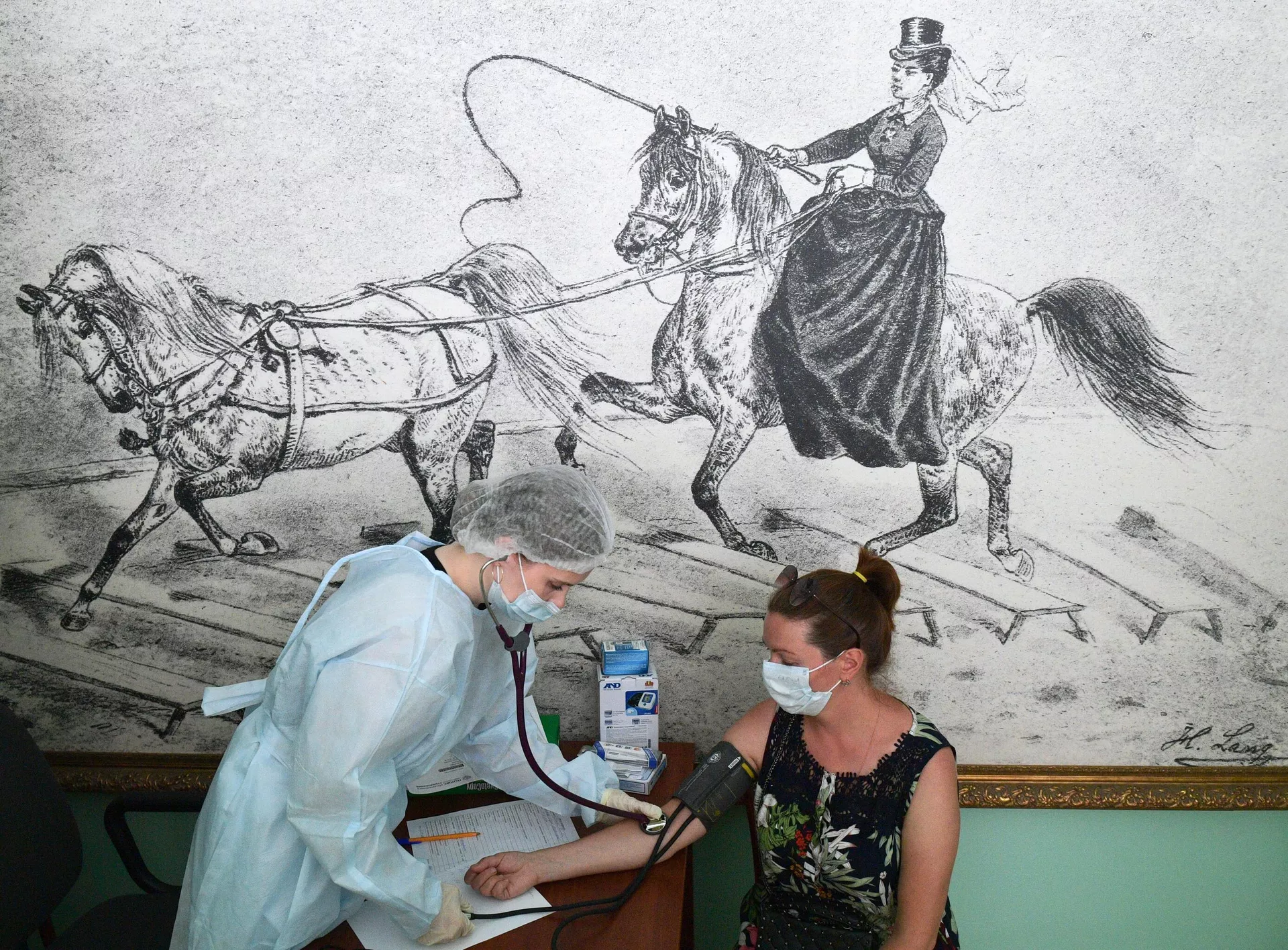 Медицинский сотрудник измеряет давление женщине перед вакцинацией от COVID-19 в Санкт-Петербурге - РИА Новости, 1920, 16.07.2021
