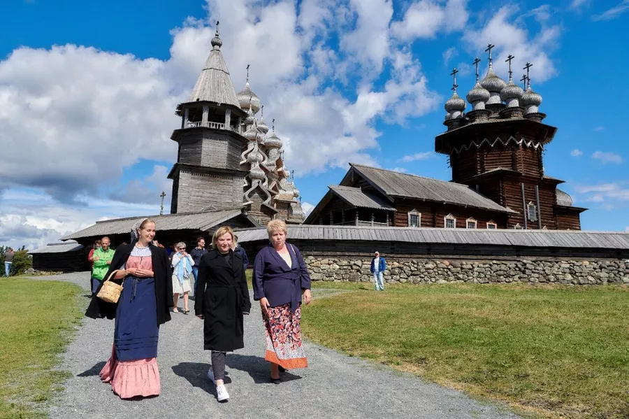 Министр культуры Ольга Любимова открыла церковь Преображения Господня в Кижах после реставрации